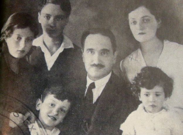 Camilo Torres (derecha, abajo) y su familia en los 30