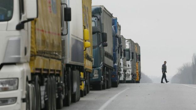 Російські вантажівки блокують вже в 9 областях