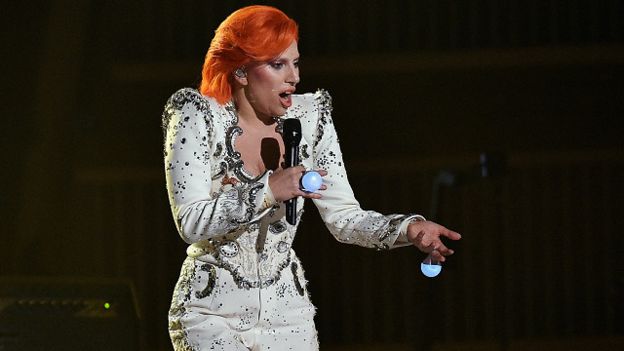 La cantante Lady Gaga rindió un homenaje al fallecido artista David Bowie