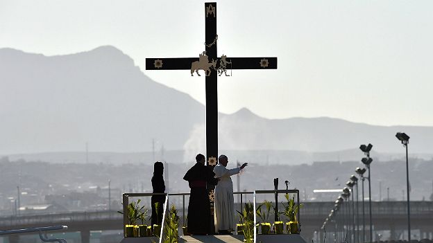 Francisco reza en la frontera entre México y Estados Unidos