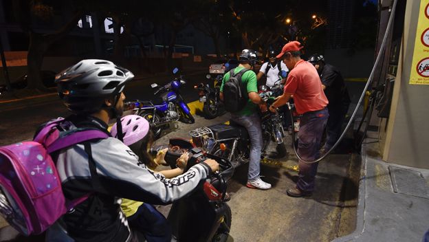 Motorizados echan gasolina