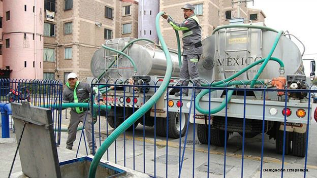  Camión cisterna que abastce agua en Iztapalapa