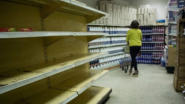 Anaqueles vacíos en un supermercado en Venezuela.