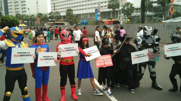 160221030909_superhero_tolak_revisi_uu_kpk_1_640x360_komunitascosplay_nocredit