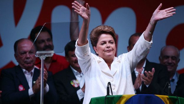 Presidenta brasileña, Dilma Rousseff, saluda en un acto político.