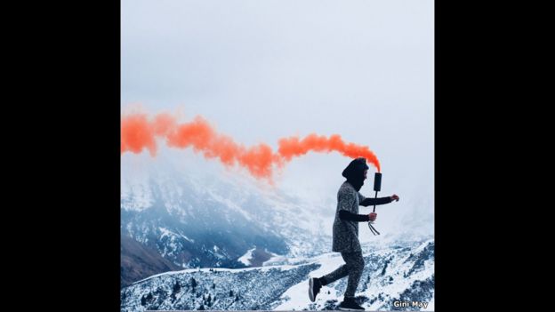 Persona con nube de humo anaranjado