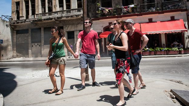 Visitantes estadounidenses caminan por las calles de La Habana