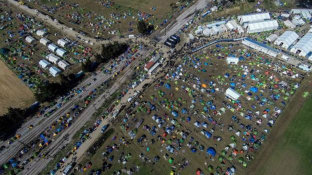 ஐடோமினி எல்லைக்கு அருகில் உள்ள குடியேறிகளின் கூடாரங்கள்