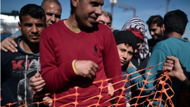 உணவிற்காக நீண்ட வரிசையில் காத்திருக்கும் குடியேறிகள்