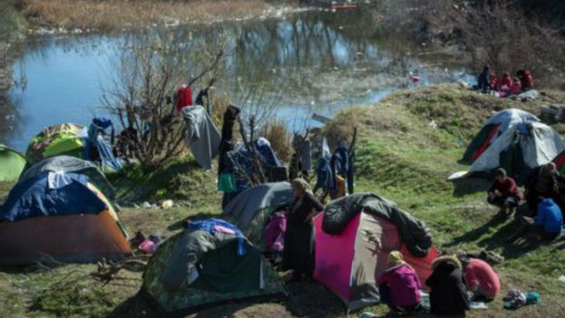 வடக்கு ஐரோப்பிய நாடுகளுக்கு செல்வதற்காக குடியேறிகள் காத்துக்கிடக்கின்றனர்