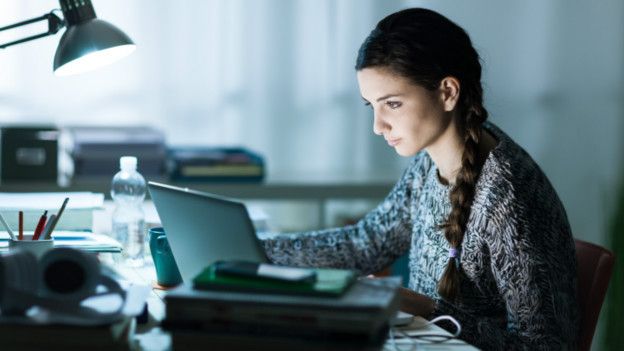 Una mujer frente a un computador