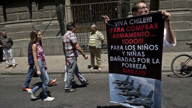 Un hombre protesta en Chile.