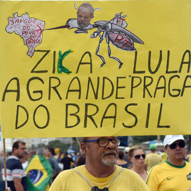 Manifestante con una pancarta