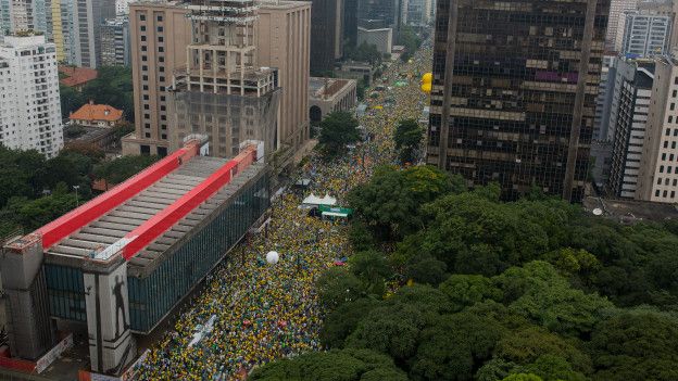 Las cifras oficiales hablan de que cerca de 1,8 millones de personas se manifestaron hoy en Sao Paulo.
