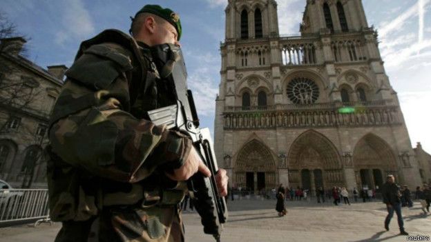 Un soldado delante de Notre Dame