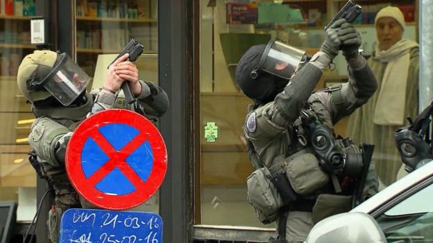 Dos agentes de policía