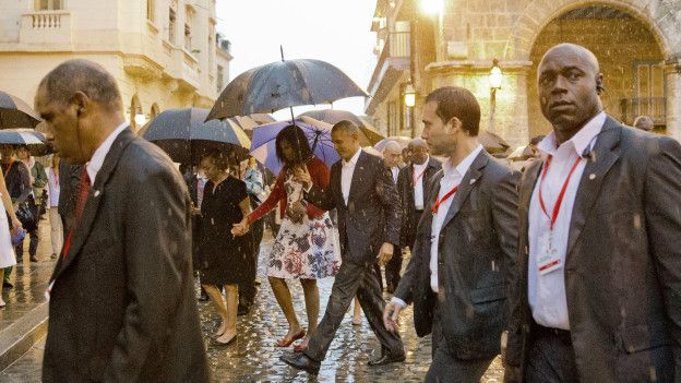 A pesar de la lluvia, el presidente de EE.UU., Barack Obama, caminó por La Habana Vieja junto a su familia y rodeado de un fuerte contingente de seguridad.
