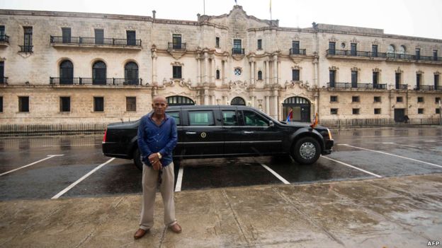Un integrante de las fuerzas de seguridad cubana hace guardia frente a la limosina de Obama
