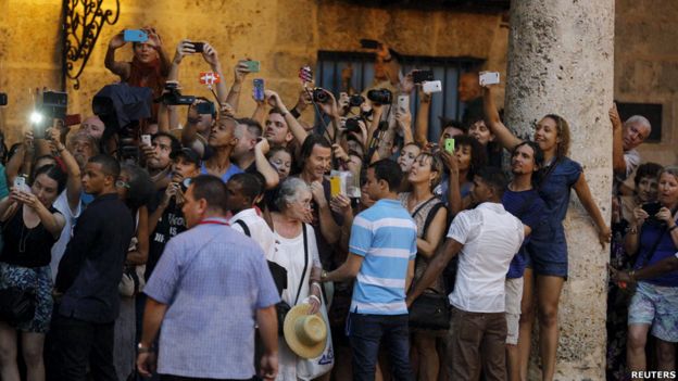 Turistas y residentes toman fotos durante la visita de Obama a la Vieja Habana