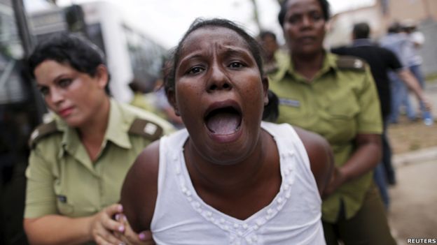 Una integrante de las Damas de Blanco grita mientras la policía la saca del lugar en La Habana
