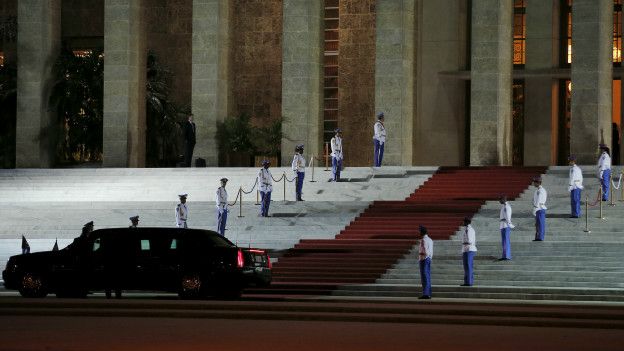 Los Obama arribaron al Palacio de la Revolución a bordo del automóvil oficial del gobierno estadounidense, llamado 