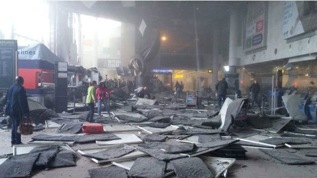  Uno de los atacantes, entró fuertemente armado al aeropuerto de Zaventem, abrió fuego y se inmoló. 