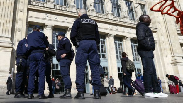 160322145504_french_police_officers_patr