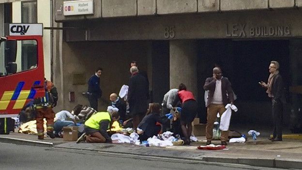 Врачи оказывают первую помощь раненым при взрыве в метро Брюсселя
