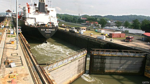 Buque transitando por el Canal de Panamá