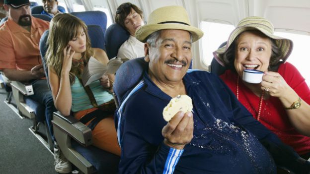 Dos personas comiendo en un avión