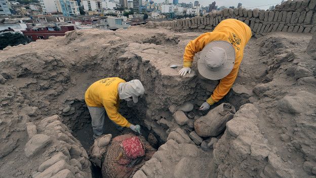 Arqueólogos excavan el sitio de Huaca Pucllana en Lima