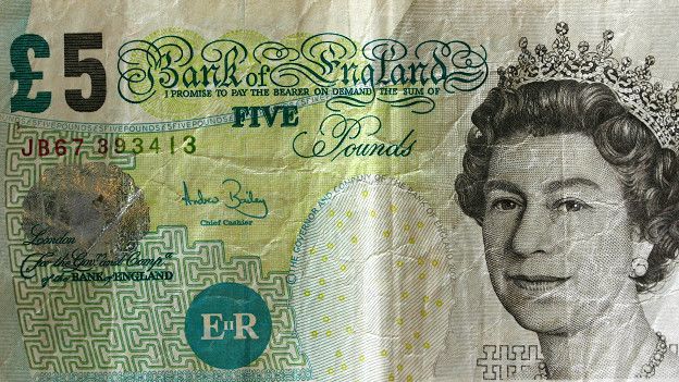 Банкнота в пять фунтов стерлингов с надписью 