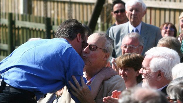 El padre del primer ministro británico, David Cameron, también está involucrado en el escándalo por los