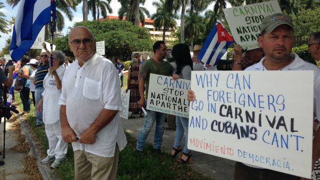 Protesta cubanos frente a Carnival