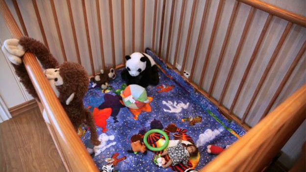 Пустая детская кроватка