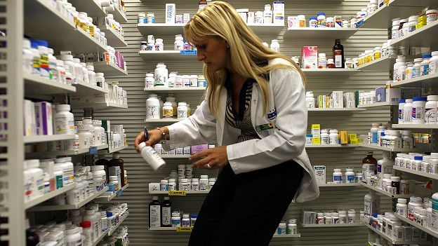 Una farmacéutica busca un medicamento en una farmacia en EEUU