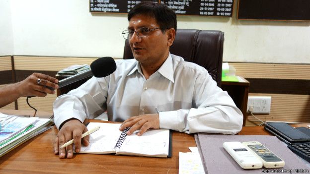 झांसी के ज़िलाधिकारी अजय शुक्ल