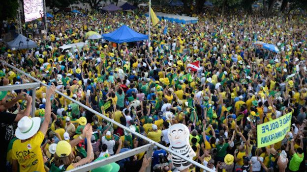 Manifestantes a favor del juicio político a la presidenta brasileña Dilma Rousseff acompañan la votación de la Cámara de Diputados a través de pantallas gigantes en la capital Brasilia y otras ciudades.
