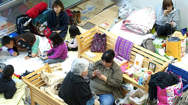 http://ichef-1.bbci.co.uk/news/ws/624/amz/worldservice/live/assets/images/2016/04/18/160418082040_japan_earthquake_evacuation_centre_624x351_epa.jpg