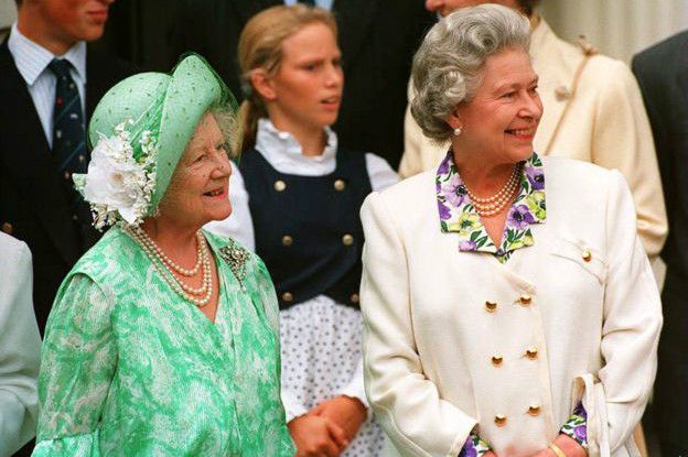 La reina Isabel II y su madre