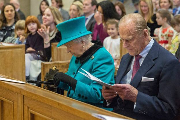 Reina Isabel II en misa