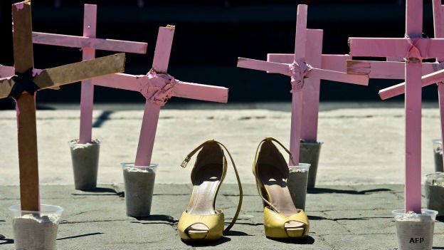 Cruces y zapatos en protesta por los feminicidios de mujeres en México