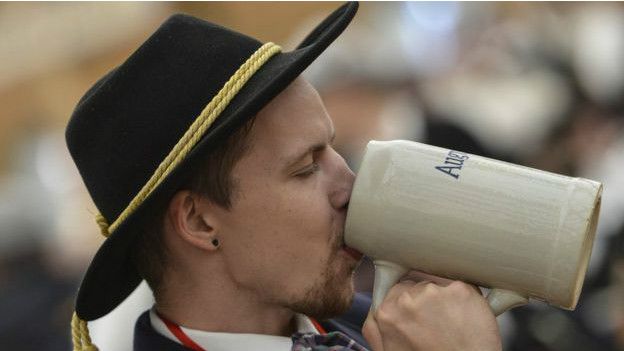 Hombre tomando cerveza