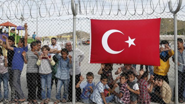 У квітні під час візиту до Туреччини пані Меркель відвідала табір сирійських біженців