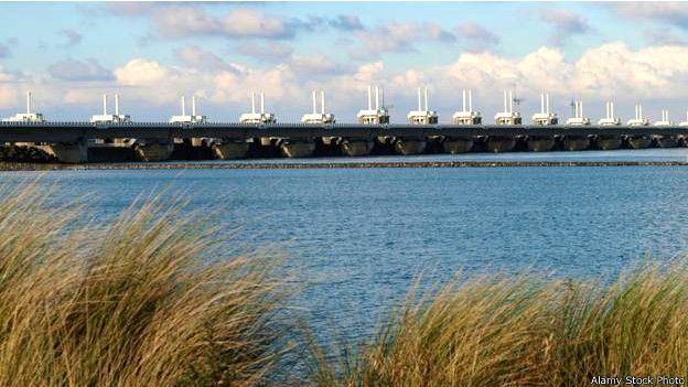 http://ichef-1.bbci.co.uk/news/ws/624/amz/worldservice/live/assets/images/2016/04/24/160424180236_coastlines_can_be_protected_but_it_costs_money_624x351_alamystockphoto.jpg