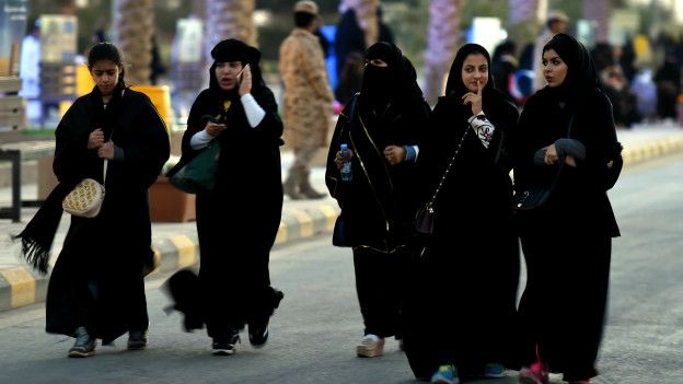 Mujeres caminan por una calle en Arabia Saudita
