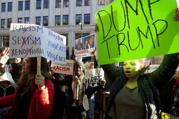 Демонстрация в Вашингтоне с лозунгами против Дональда Трампа