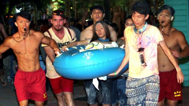 新北八仙乐园爆炸现场一名伤者被群众抬走（27/6/2015）