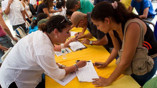 Venezolanos firman por revocatorio