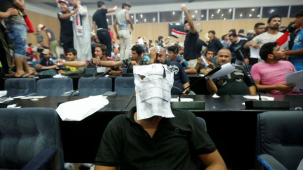 Manifestantes dentro del parlamento